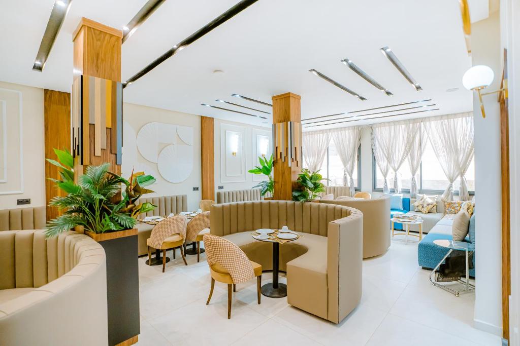Restaurant à la carte de l’Hôtel Timazin à Dakhla, offrant entrée, plat et dessert pour un voyage organisé Dakhla tout compris, séjour de 3 jours, 5 jours ou 1 semaine à Dakhla